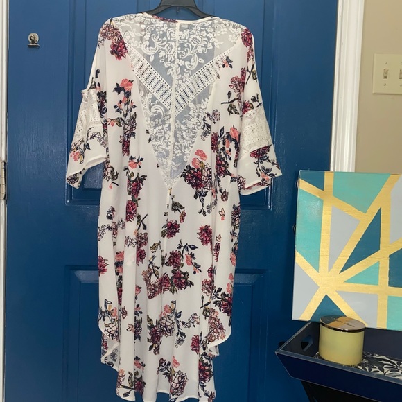 Small High-Low Floral Cardigan with a Lace Back and Shoulder Cut-Outs - Picture 2 of 6